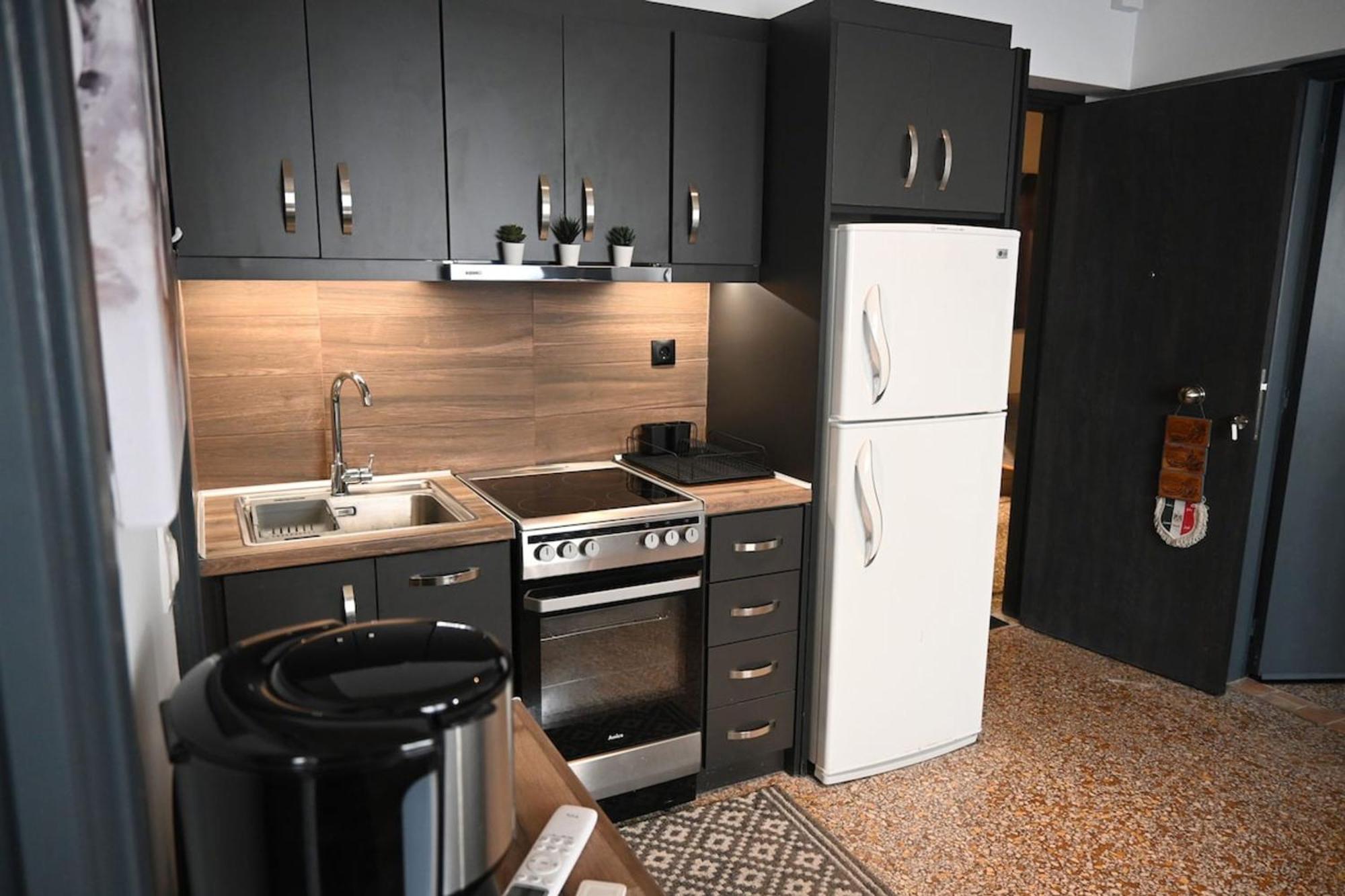 Haris 303 Apartment By Vpn Accomodation Атина Екстериор снимка