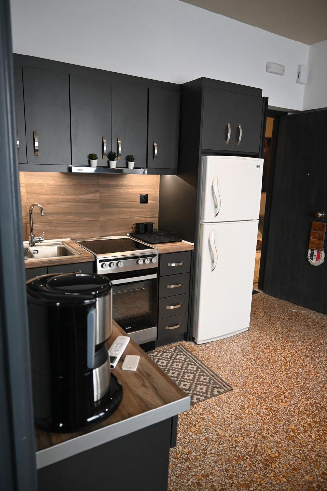 Haris 303 Apartment By Vpn Accomodation Атина Екстериор снимка
